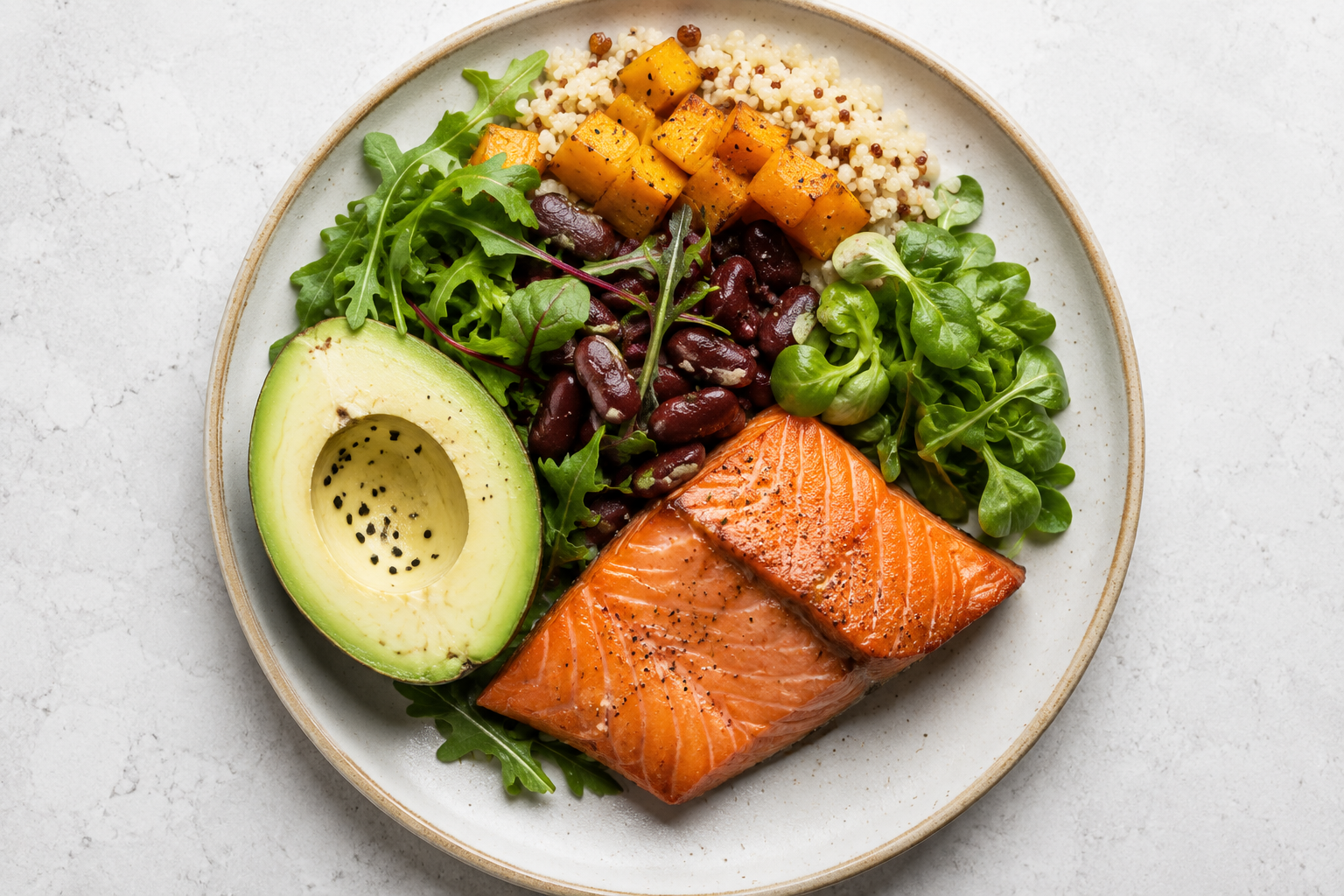Plato equilibrado con salmón, aguacate y vegetales